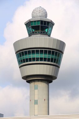 AMSTERDAM, NETHERLANDS - 11 Temmuz 2017: Schiphol, Amsterdam 'daki hava trafik kontrol kulesi. Schiphol, 63 milyondan fazla yıllık yolcuları ile dünyanın en işlek 12. havaalanıdır..
