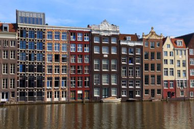 Amsterdam Kanal Mimarisi - De Wallen bölgesindeki Damrak Kanalı Rıhtımı.