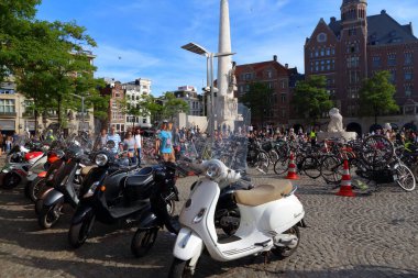 Amsterdam, Hollanda - 9 Temmuz 2017: İnsanların Dam Square Amsterdam, Hollanda ziyaret edin. Amsterdam Hollanda sermaye şehir olduğunu.