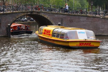 Amsterdam, Hollanda - 10 Temmuz 2017: Dhl Express yüzen servis merkezi Amsterdam, Hollanda. DHL bir deniz ve hava posta dünya piyasası lideridir. 1969'dan beri var.