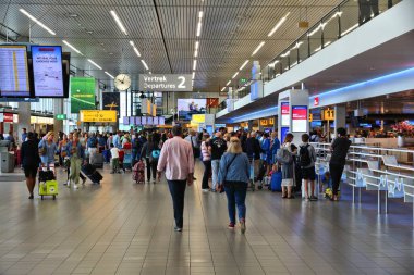 AMSTERDAM, NETHERLANDS - 11 Temmuz 2017: Amsterdam 'daki Schiphol Havaalanı' nda yolcu kalabalığı. Schiphol dünyanın en yoğun havaalanlarından biridir..
