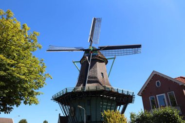 Hollanda 'da yel değirmeni. Zaandam 'daki eski sanayi mimarisi.