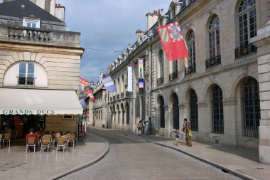DIJON, FRANCE - 17 AĞUSTOS 2008: insanlar Dijon, Fransa 'yı ziyaret ediyor. Fransa 'nın Bourgogne-Franche-Comte bölgesindeki Dijon kasabası..