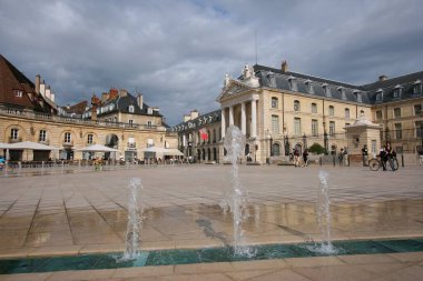 DIJON, FRANCE - 17 AĞUSTOS 2008: İnsanlar Dijon, Fransa 'daki Place de la Liberation' ı ziyaret ediyor. Fransa 'nın Bourgogne-Franche-Comte bölgesindeki Dijon kasabası..