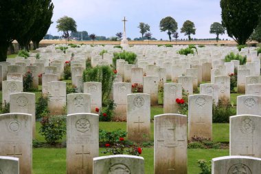 NORD-PAS-DE-CALAIS, FRANCE - 22 AĞUSTOS 2008: Fransa 'nın Nord-Pas-de-Calais bölgesindeki Warlincourt Halte Savaş Mezarlığı. Birinci Dünya Savaşı kurbanları burada gömülü..