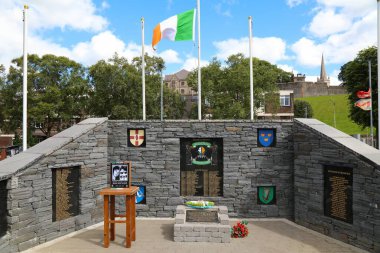 DERRY, İngiltere - 24 Haziran 2024: Kuzey İrlanda 'daki Derry' de (nam-ı diğer Londonderry) bir İrlanda Cumhuriyetçi anıtı olan Halk Anıtı.