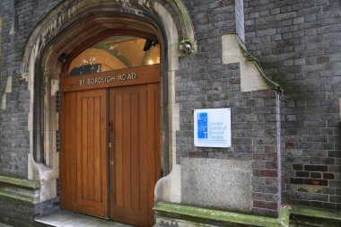 LONDON, İngiltere - 8 Temmuz 2024: Southwark ilçesindeki Londra Müzik Tiyatrosu Okulu (LSMT). LSMT ünlü bir tiyatro okuludur..