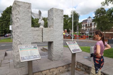 DERRY, İngiltere - 24 Haziran 2024: H-Block Anıtı, Kuzey İrlanda 'da Derry' de (nam-ı diğer Londonderry) Maze Cezaevi Açlık Grevi kurbanları için bir İrlanda Cumhuriyetçi anıtı.