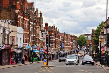 LONDON, İngiltere - 8 Temmuz 2024: Londra Lambeth Borough, İngiltere Streatham High Street 'te trafik.