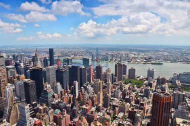 New York, Manhattan şehir merkezinden Murray Hill ve Midtown East 'e doğru. Diğer tarafta, Queens 'teki Long Island City..