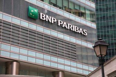 SINGAPORE CITY, SINGAPORE - 13 Mart 2024: BNP Paribas Singapur banka binası. BNP çok uluslu bir Fransız bankasıdır..