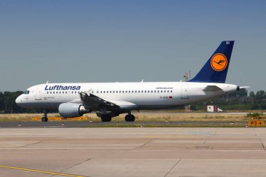 DÜKSELDORF, GERMANY - 8 Temmuz 2013: Lufthansa Airbus A320 Düsseldorf Havaalanı, Almanya.