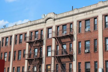 New York mimarisi. Brooklyn 'deki Flatbush Bulvarı' ndaki eski yerleşim yeri sokak manzarası.