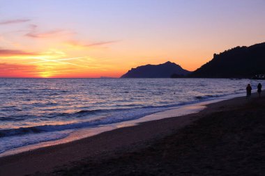 Korfu adasında günbatımı. Agios Gordios ve İyon Denizi.
