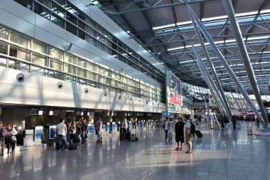 DÜZSELDORF, ALMANY - 8 Temmuz 2013: Düsseldorf Havaalanı, Almanya 'da bekleyenler. Avrupa 'nın en yoğun havaalanlarından biridir..