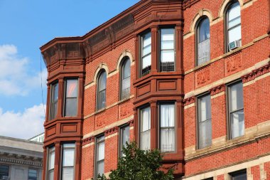 New York mimarisi. Brooklyn 'deki Flatbush Bulvarı' ndaki eski yerleşim yeri sokak manzarası.