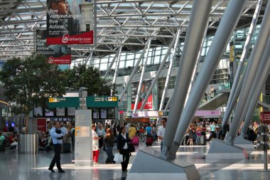 DÜZSELDORF, ALMANY - 8 Temmuz 2013: Düsseldorf Havaalanı, Almanya 'da bekleyenler. Avrupa 'nın en yoğun havaalanlarından biridir..