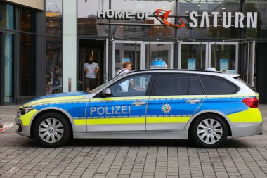 HAGEN, Almanya - 16 Eylül 2020: Alman polis BMW arabası Hagen 'da park edildi. Kuzey Ren-Vestfalya Polisi (Polizei Nordrhein-Westfalen) 42.000 polis memurunu işe aldı.