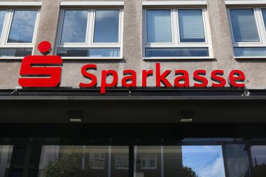 DORTMUND, Almanya - 20 Eylül 2020: Dortmund, Almanya 'daki Sparkasse tasarruf bankası şubesi. Yüzlerce Alman tasarruf bankasını birleştiren Sparkassen-Finanzgruppe grubunun bir parçasıdır..