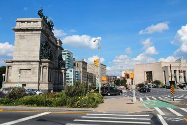 NEW YORK, ABD - 6 Temmuz 2013: Brooklyn, New York 'taki Grand Army Plaza' nın yaz sokak manzarası.
