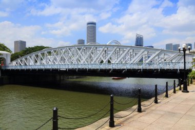 Fullerton Meydanı 'ndan Singapur silueti manzarası. Singapur Nehri 'ndeki Anderson Köprüsü.