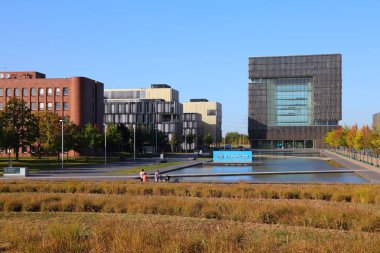 ESSEN, Almanya - 20 Eylül 2020: ThyssenKrupp şirket merkezi Essen, Almanya. ThyssenKrupp dünya çapındaki en büyük çelik üreticilerinden biri olan bir sanayi şirketi..