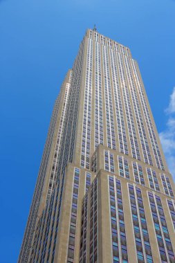 NEW YORK, ABD - 4 Temmuz 2013: New York 'taki Empire State Binası. Sanat deco tarzı 381 metre yüksekliğindeki ofis binası, 40 yıldır dünyanın en yüksek binasıydı..