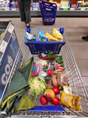 RADOM, POLAND - 6 Mayıs 2023: Radom, Polonya 'daki bir Aldi süpermarketinde market arabası.