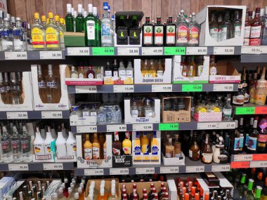 RADOM, POLAND - 6 Mayıs 2023: Radom, Polonya 'da bir Aldi süpermarketinde likör fiyatları. Cin, uzo, aromalı votka ve diğer alkol şişeleri..