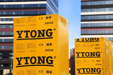 KATOWICE, POLAND 19 ARALIK 2023: Polonya 'da bir ev geliştirme mağazasının yanında depolanan yeni inşaat malzemeleri. Xella Ytong marka otomatik klavsenli beton (AAC) çantalar..