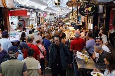 JERUSALEM, ISRAEL - 28 Ekim 2022: İnsanlar Kudüs şehir merkezindeki Şabat 'tan önce Mahane Yehuda Pazarı' nı (veya shuk) ziyaret ediyor.