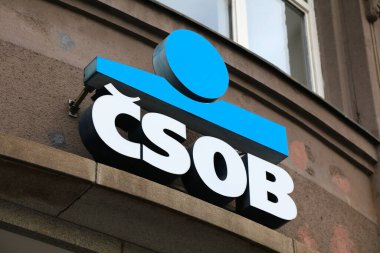 PRAG, CZECH REPUBLIC - 1 Mayıs 2024: CSOB Bank şubesi (Ceskoslovenska Obchodni Banka) Prag, Çek Cumhuriyeti.