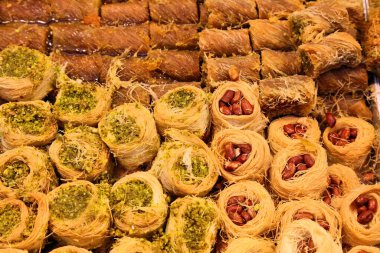 Kudüs 'teki Mahane Yehuda Pazarı' nda (veya shuk) İsrail mutfağı. Fıstıklı Kunafa baklava tatlısı.