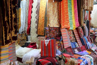 İsrail 'in Kudüs kentindeki bir çok hediyelik eşya dükkanından birinde. Renkli geleneksel tekstil.