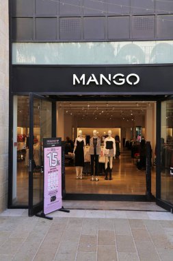 JERUSALEM, ISRAEL - 28 EKİM 2022: Kudüs 'teki Alrov Mamilla Avenue alışveriş merkezinde Mango marka mağazası