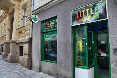 PRAG, CZECH Cumhuriyet - 1 Mayıs 2024: Çek Cumhuriyeti Prag 'daki Bay Ot Esrar Dükkanı.