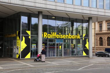 PRAG, CZECH Cumhuriyet - 3 Mayıs 2024: Prag, Çek Cumhuriyeti 'ndeki Raiffeisen Bank. Raiffeisen Bankacılık Grubu Avusturya 'da bir grup kooperatif bankadır..