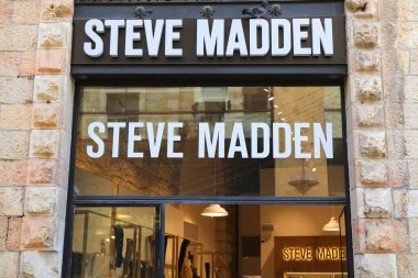 JERUSALEM, ISRAEL - 28 Ekim 2022: Steve Madden, Kudüs 'teki Alrov Mamilla Avenue alışveriş merkezinde moda mağazası