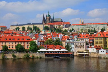 Çek Cumhuriyeti Prag şehrinde Hradcany ve Mala Strana 'nın Skyline' ı.