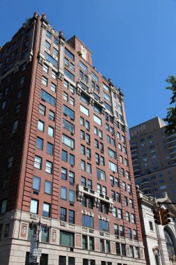 NEW YORK, ABD - 6 Temmuz 2013: New York 'taki 75 Central Park West apartmanının mimari manzarası. Neo-Rönesans üçlüsü Central Park Batı Tarihi Bölgesi 'nin bir parçasıdır..