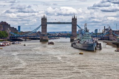 Thames Nehri profili eski savaş gemisi Hms Belfast ile Londra ve Tower Bridge.