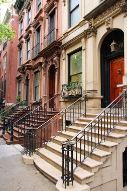 Manhattan 'ın göbeğindeki Turtle Bay mahallesindeki New York' taki kahverengi evler..