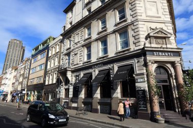 LONDON, İngiltere - 8 Temmuz 2016: İnsanlar Farringdon Without, Londra 'daki St Bart' s Pub 'a yürüyorlar.