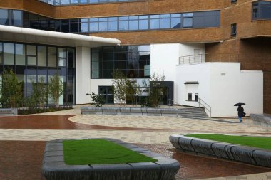 Huddersfield, İngiltere - 10 Temmuz 2016: Huddersfield Üniversitesi'ndeki West Yorkshire, İngiltere'de. Neredeyse 20,000 öğrenciler üniversitenin vardır.