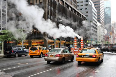 NEW YORK, ABD - 1 Temmuz 2013: New York 'ta 3. Cadde' de trafik ve buhar bacaları.