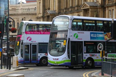Leeds, İngiltere - 11 Temmuz 2016: İnsanlar Leeds, İngiltere'de Firstleeds Çift katlı otobüs yolculuğu. Firstgroup 124,000 kişiyi istihdam etmektedir..