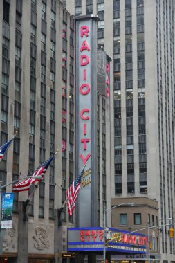 NEW YORK, UNITED STATES - 1 Temmuz 2013: Radio City Music Hall, 6. Cadde, New York. Radio City 1932 'den beri var ve ABD Ulusal Tarihi Yerler Kaydı' na kayıtlıdır..