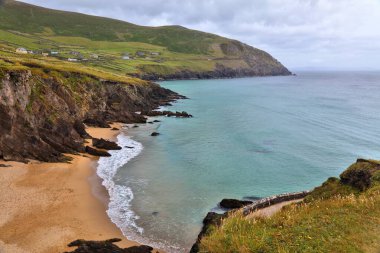 İrlanda 'nın Kerry ilçesindeki Dingle Yarımadası manzarası. Dunmore Head 'deki Coumeenoole Sahili üzerindeki uçurumlar.