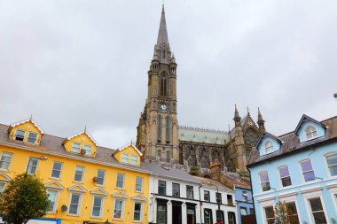Cobh County Cork, İrlanda 'da. Ünlü kilisesi olan renkli bir İrlanda kasabası..