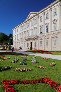 SALZBURG, AUSTRIA - 4 Ağustos 2022: İnsanlar Avusturya 'nın Salzburg kentindeki Mirabell Garden' ı ziyaret ediyor. Salzburg Eski Kasabası UNESCO 'nun Dünya Mirası Bölgesi.